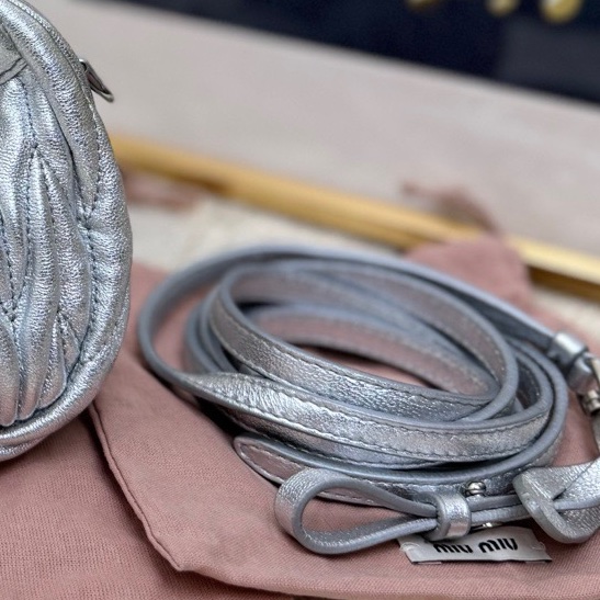 【 全❤️】Miumiu  銀色超mini hobo wander褶皺 手提包-4