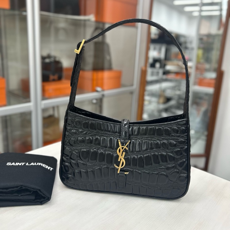 YSL 黑金鰐壓手提腋下包，尺寸約24*16，附件塵袋。-0