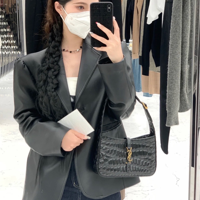 YSL 黑金鰐壓手提腋下包，尺寸約24*16，附件塵袋。-1