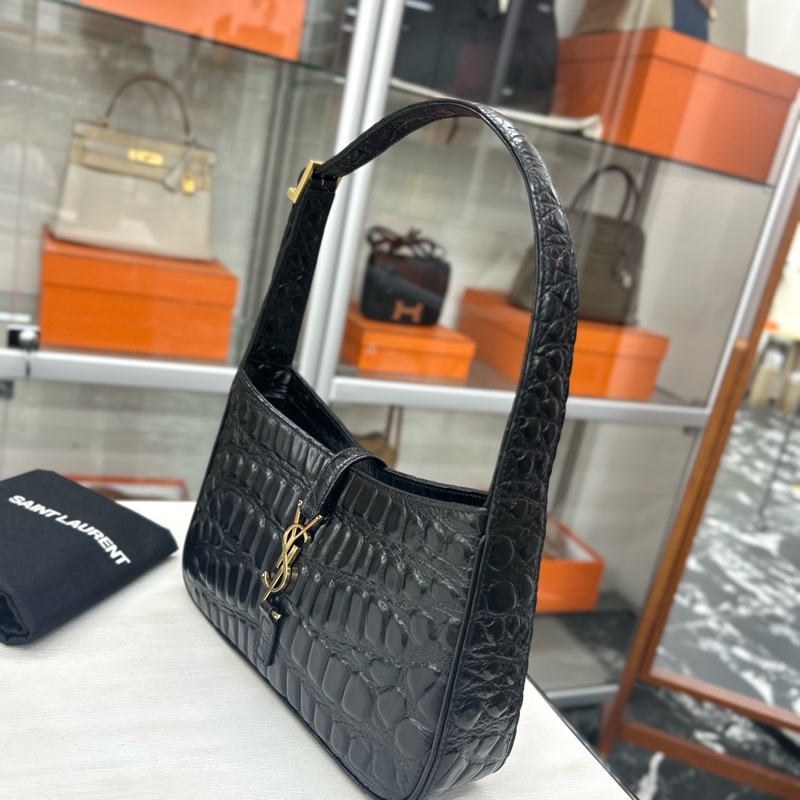 YSL 黑金鰐壓手提腋下包，尺寸約24*16，附件塵袋。-2