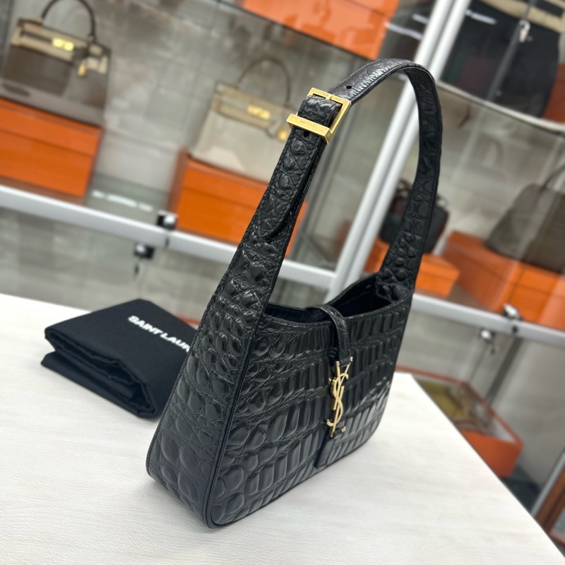 YSL 黑金鰐壓手提腋下包，尺寸約24*16，附件塵袋。-3