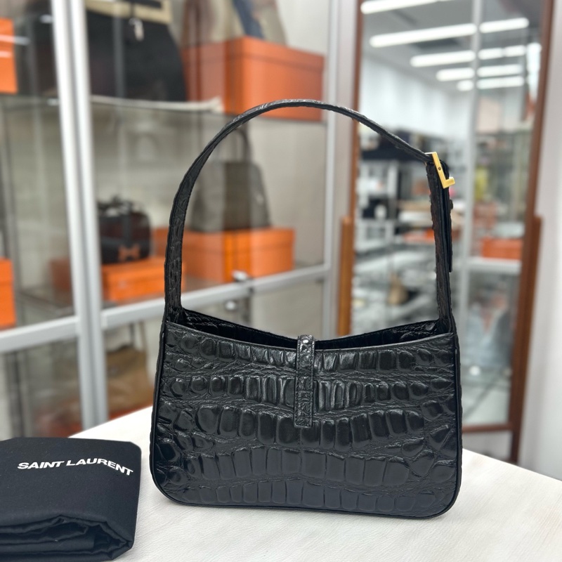 YSL 黑金鰐壓手提腋下包，尺寸約24*16，附件塵袋。-4