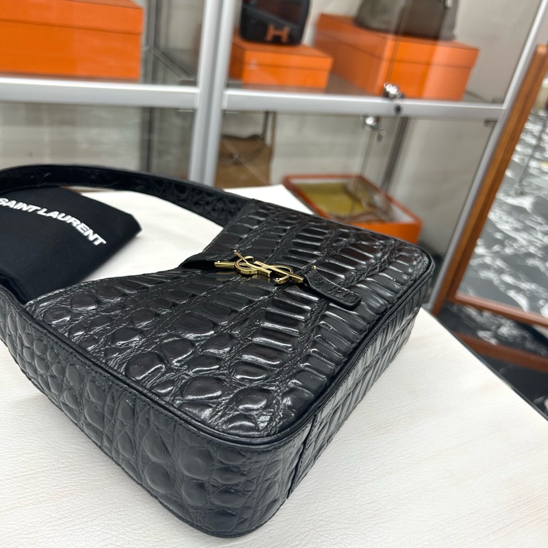 YSL 黑金鰐壓手提腋下包，尺寸約24*16，附件塵袋。-5