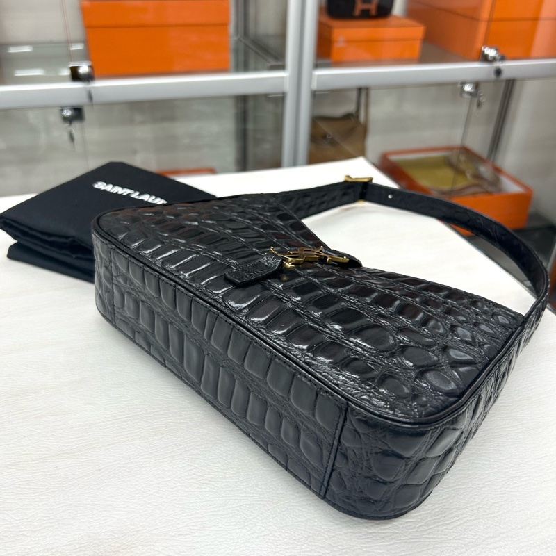 YSL 黑金鰐壓手提腋下包，尺寸約24*16，附件塵袋。-6