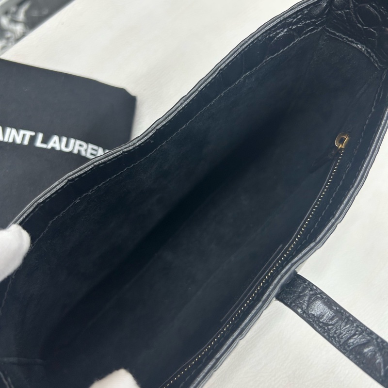 YSL 黑金鰐壓手提腋下包，尺寸約24*16，附件塵袋。-7