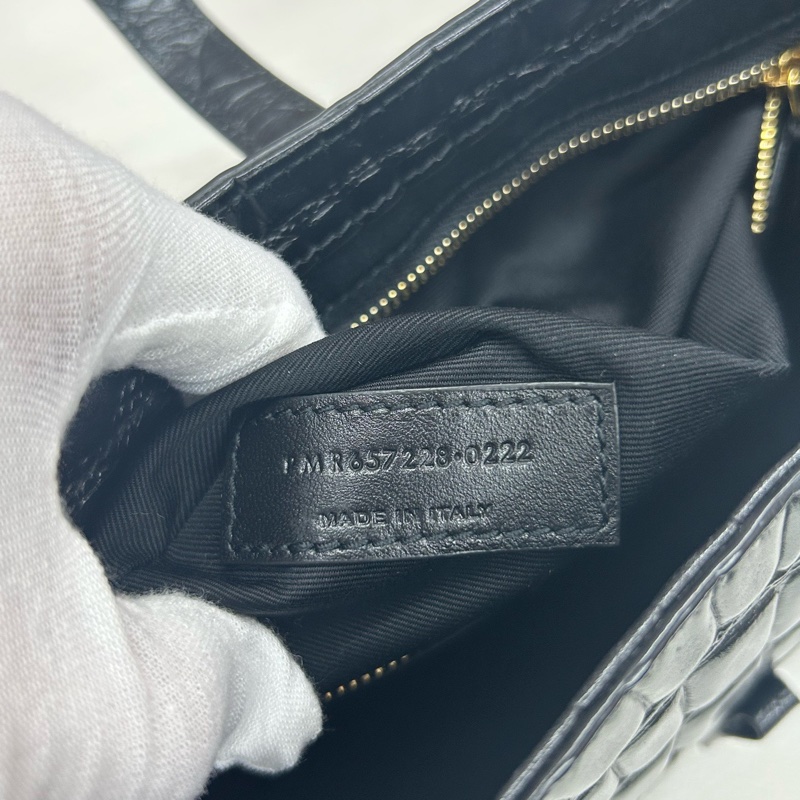 YSL 黑金鰐壓手提腋下包，尺寸約24*16，附件塵袋。-8