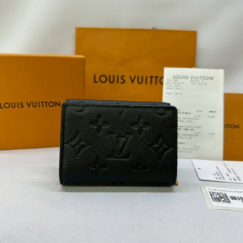 LV Metis壓花牛皮三折短夾-1