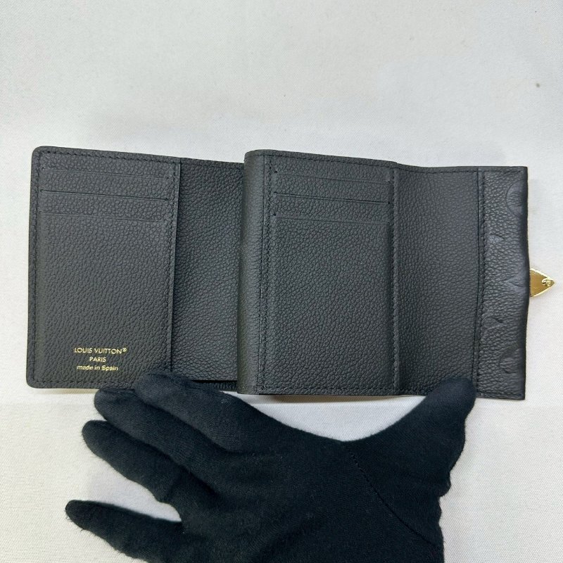 LV Metis壓花牛皮三折短夾-4