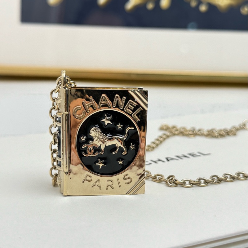 【99❤️全套】Chanel  22早春款度假系列 獅子座魔法書項鍊-1