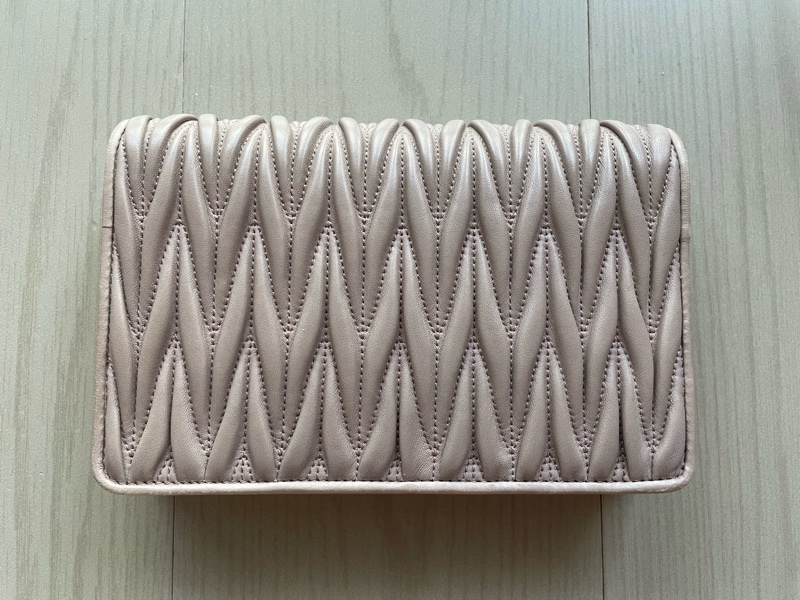 Miu Miu Matelasse wallet on chain 皺摺紋斜背包-2