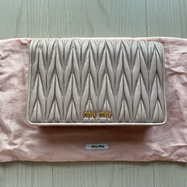 Miu Miu Matelasse wallet on chain 皺摺紋斜背包-12