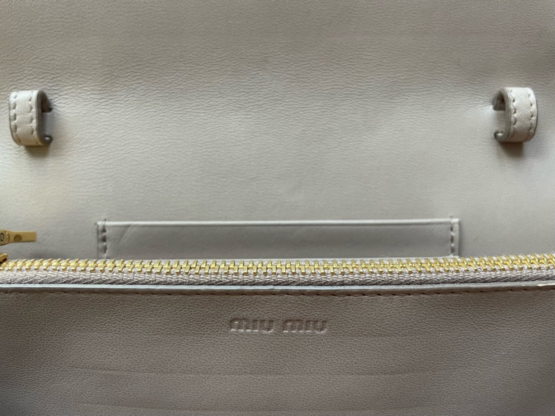 Miu Miu Matelasse wallet on chain 皺摺紋斜背包-13