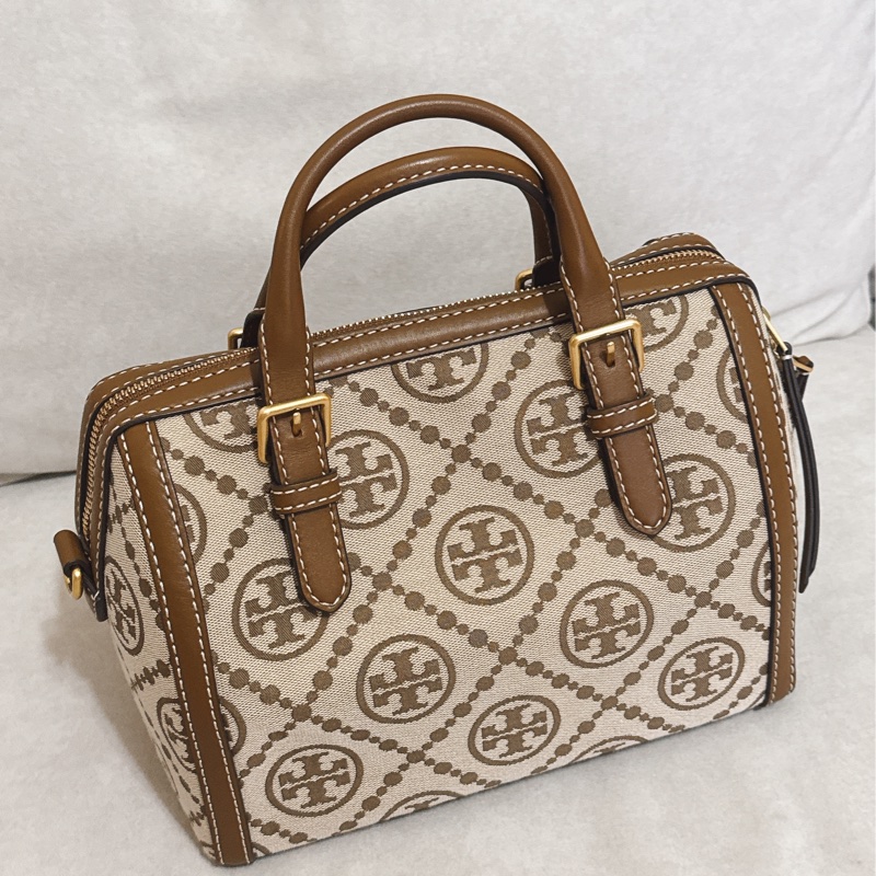 Tory Burch T Monogram緹花皮革波士頓包(卡其色）-1