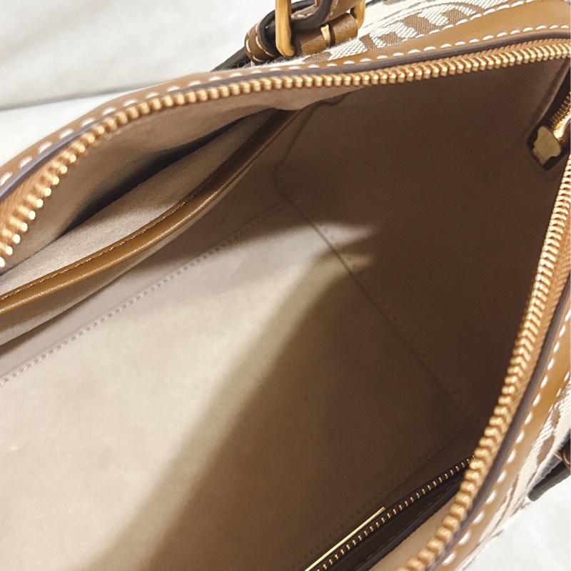 Tory Burch T Monogram緹花皮革波士頓包(卡其色）-4