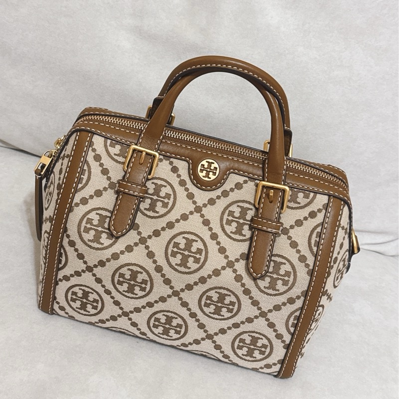 Tory Burch T Monogram緹花皮革波士頓包(卡其色）-8
