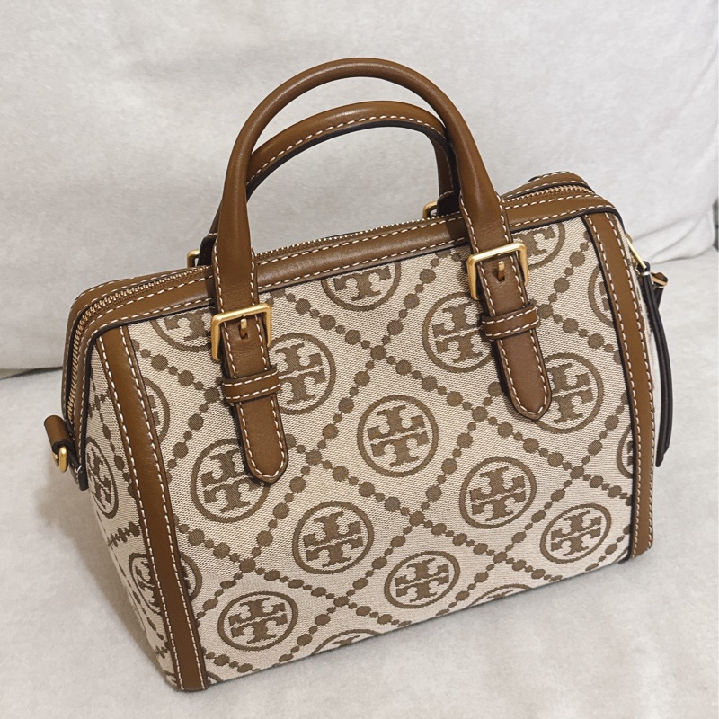 Tory Burch T Monogram緹花皮革波士頓包(卡其色）-9