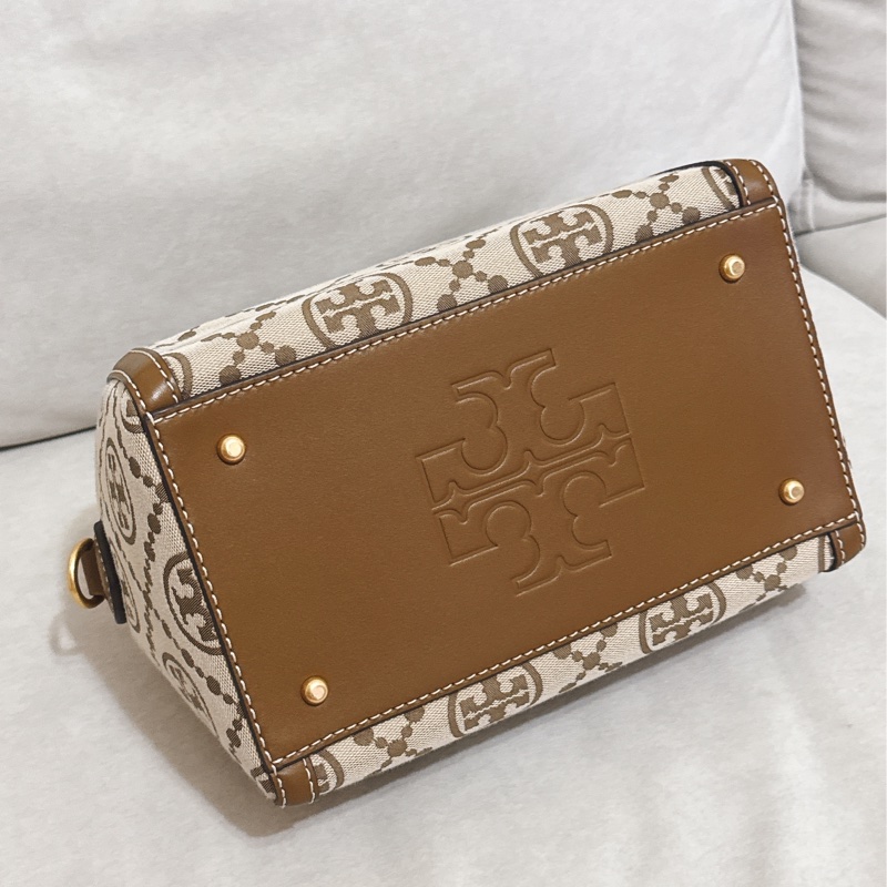 Tory Burch T Monogram緹花皮革波士頓包(卡其色）-11