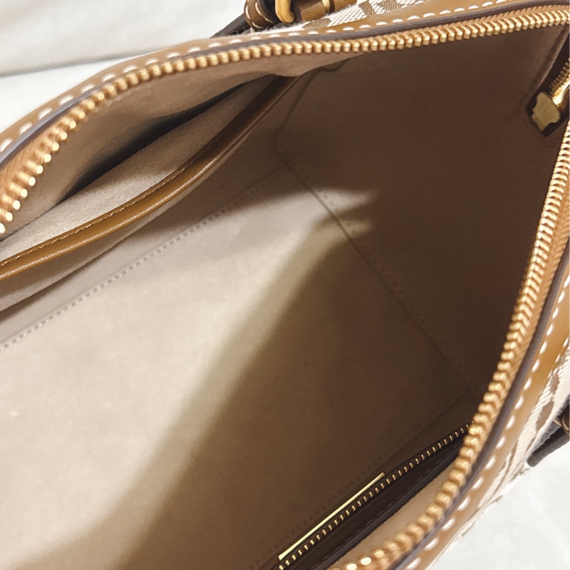 Tory Burch T Monogram緹花皮革波士頓包(卡其色）-13