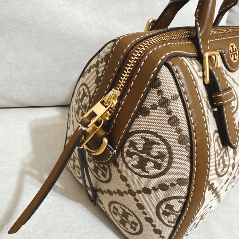 Tory Burch T Monogram緹花皮革波士頓包(卡其色）-15