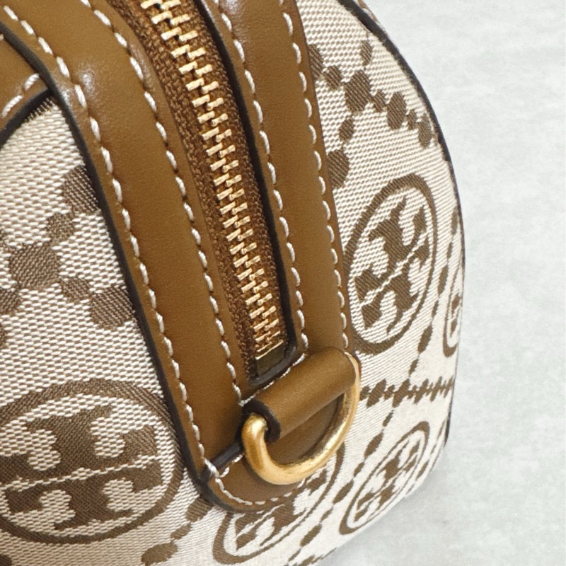 Tory Burch T Monogram緹花皮革波士頓包(卡其色）-4