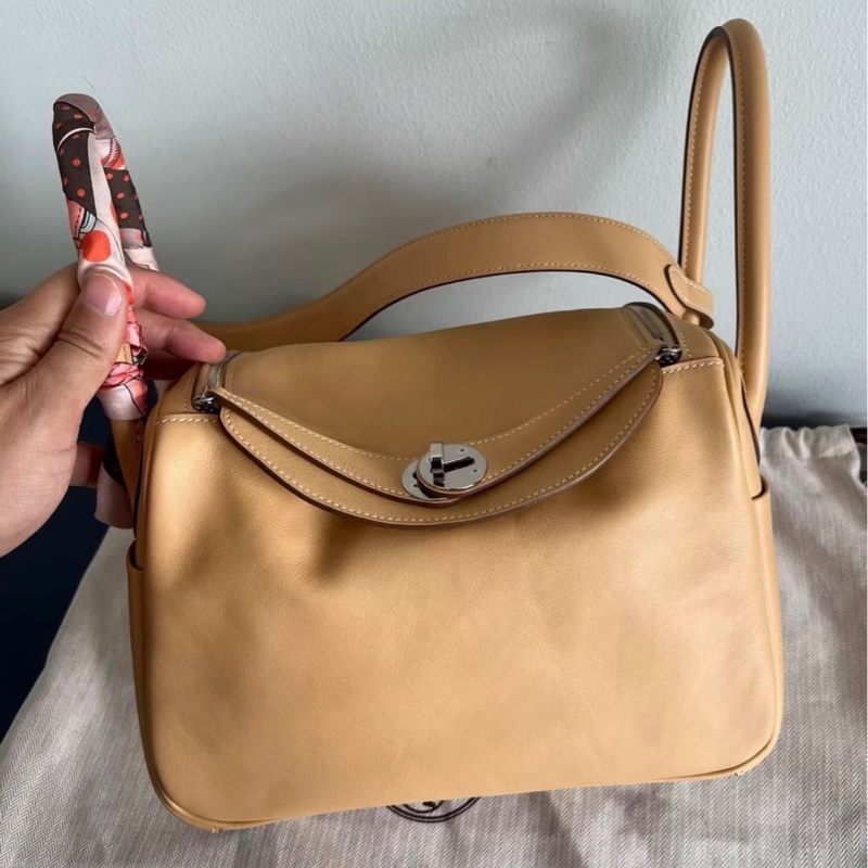 99近新，愛馬仕lindy26 swift皮 沙灘金色，框Q刻，金屬帶膜，幾乎全新的包-0