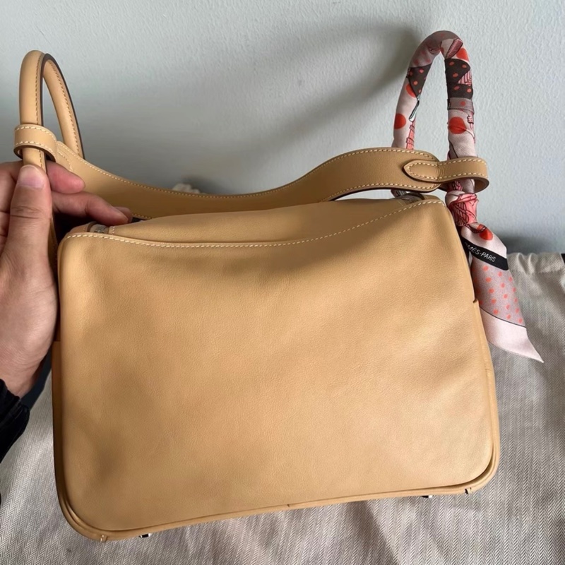 99近新，愛馬仕lindy26 swift皮 沙灘金色，框Q刻，金屬帶膜，幾乎全新的包-1