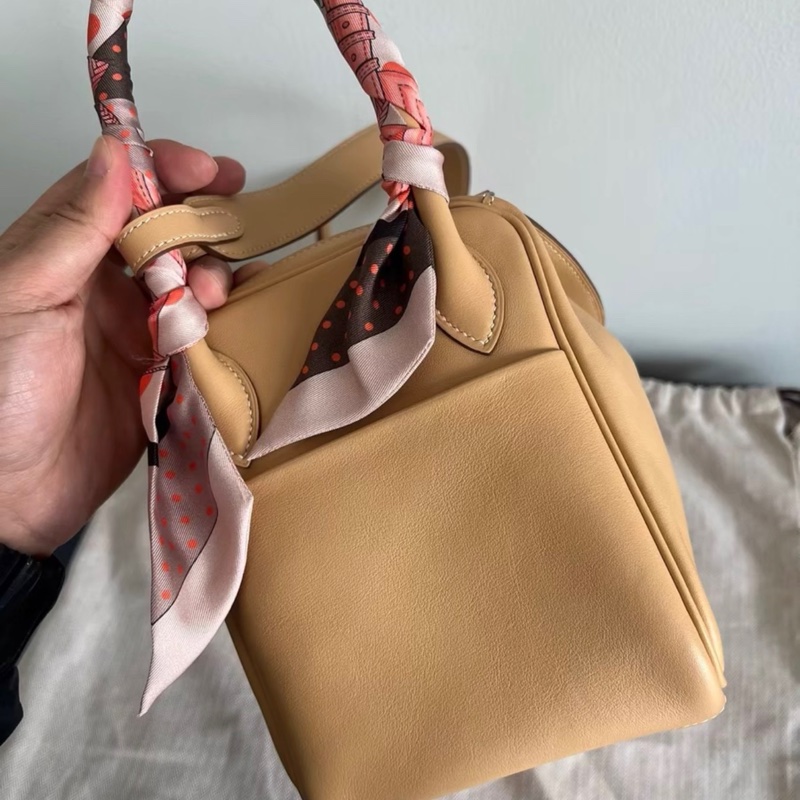 99近新，愛馬仕lindy26 swift皮 沙灘金色，框Q刻，金屬帶膜，幾乎全新的包-4