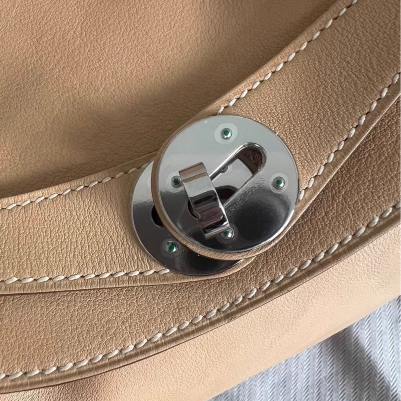 99近新，愛馬仕lindy26 swift皮 沙灘金色，框Q刻，金屬帶膜，幾乎全新的包-5