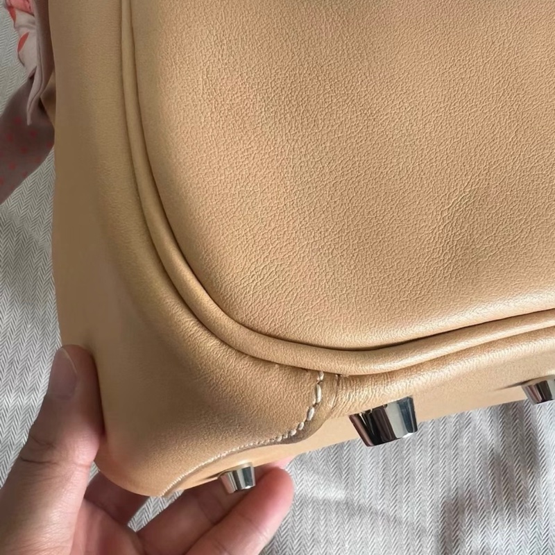 99近新，愛馬仕lindy26 swift皮 沙灘金色，框Q刻，金屬帶膜，幾乎全新的包-8