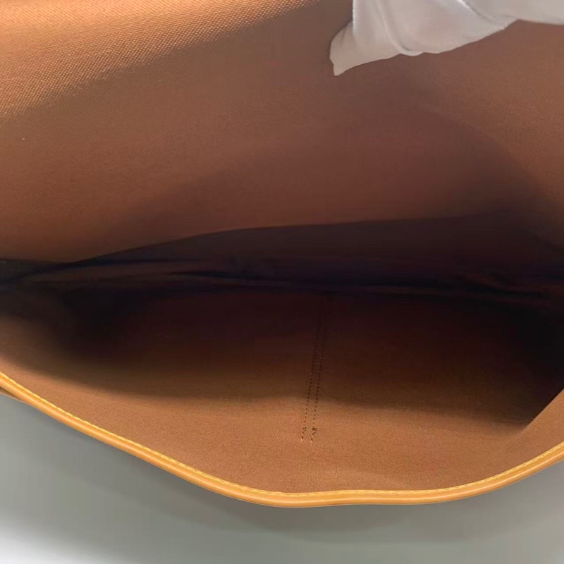 二手Lv狩獵手提包，Louis vuttion hunting bag，吊牌有R標記字母，配皮正常使用痕跡變色-4