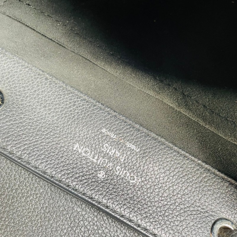 LV路易威登 lock me黑色全皮後背板 銀扣-6