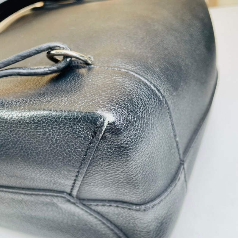 LV路易威登 lock me黑色全皮後背板 銀扣-7