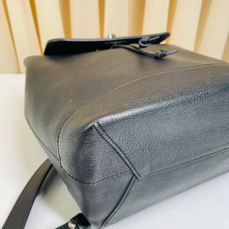 LV路易威登 lock me黑色全皮後背板 銀扣-9