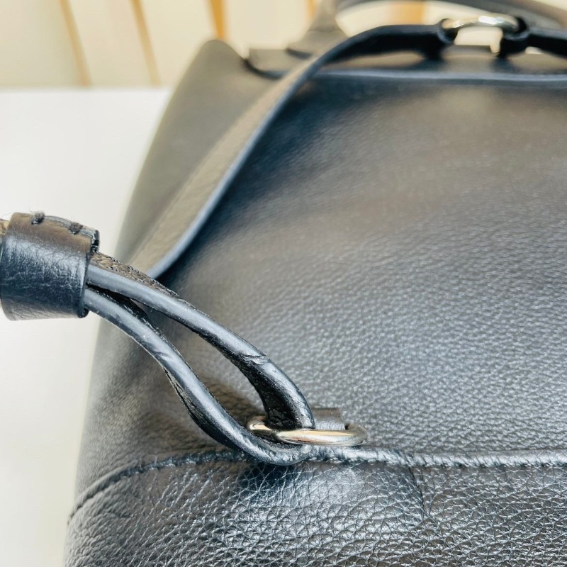 LV路易威登 lock me黑色全皮後背板 銀扣-13