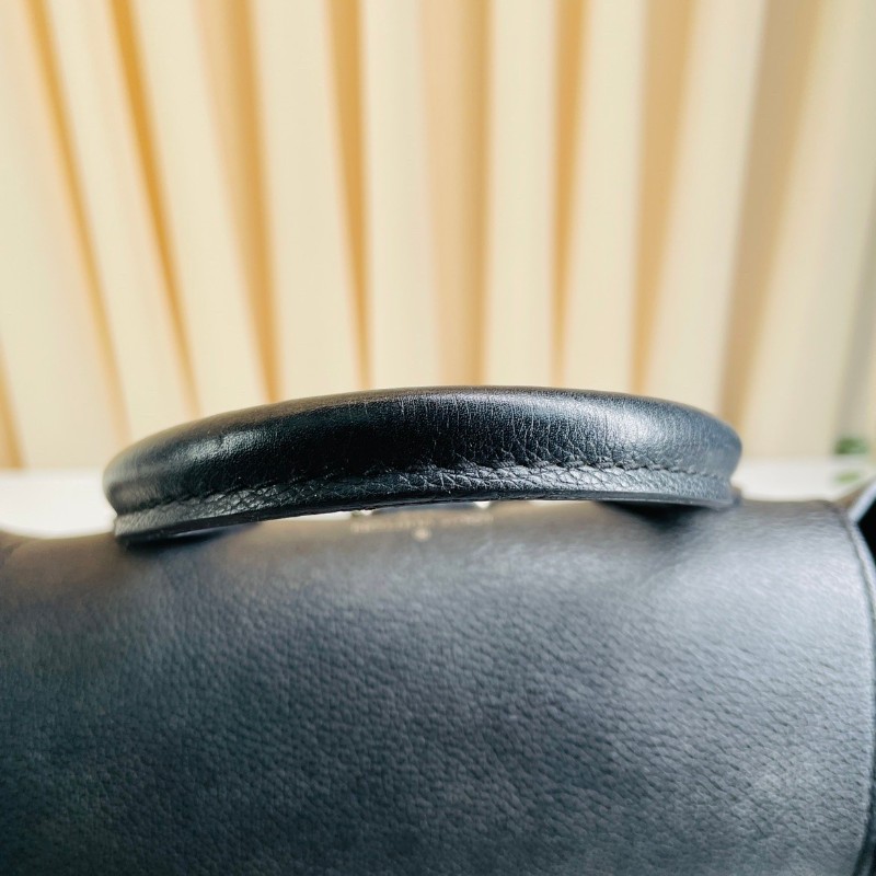 LV路易威登 lock me黑色全皮後背板 銀扣-15