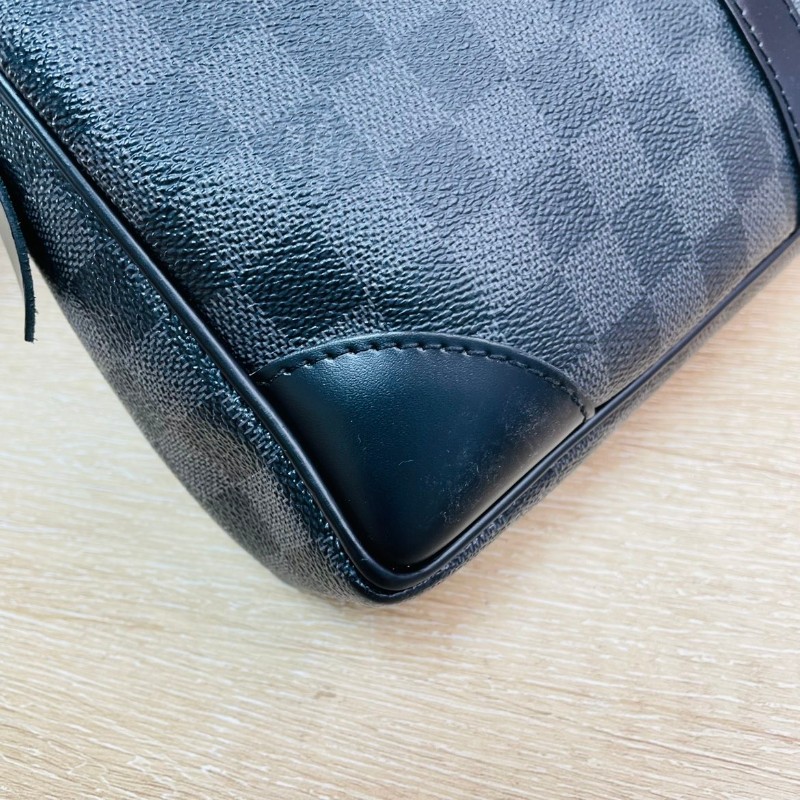 LV  黑棋盤格手提包 經典Damier Graphite 電腦公事包-8