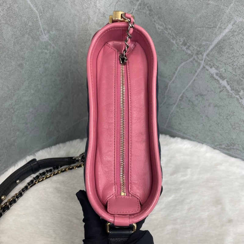 CHANEL 藍色拼粉色V紋 牛皮流浪包 肩背包-2