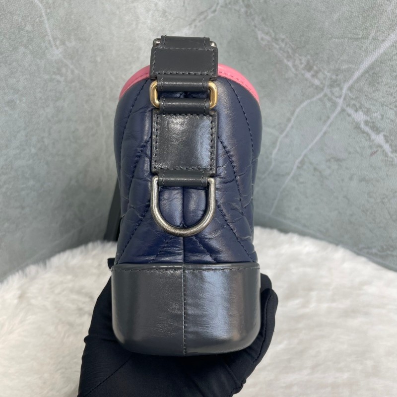 CHANEL 藍色拼粉色V紋 牛皮流浪包 肩背包-4
