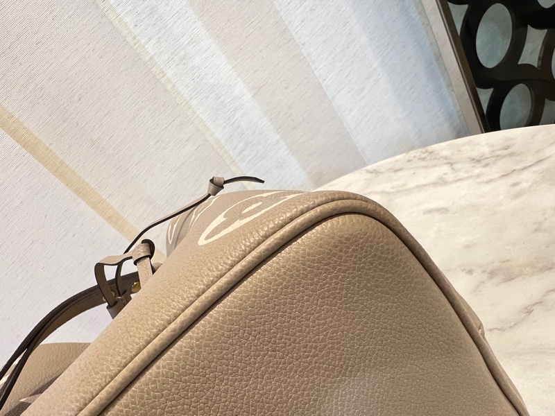 LV 斑鳩灰拼奶油白Logo牛皮金釦Neo Noe MM手提肩斜背水桶包-4