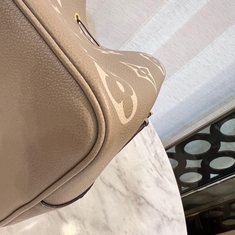 LV 斑鳩灰拼奶油白Logo牛皮金釦Neo Noe MM手提肩斜背水桶包-5