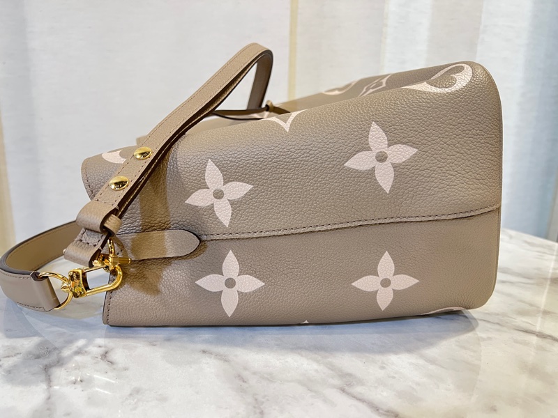 LV 斑鳩灰拼奶油白Logo牛皮金釦Neo Noe MM手提肩斜背水桶包-7