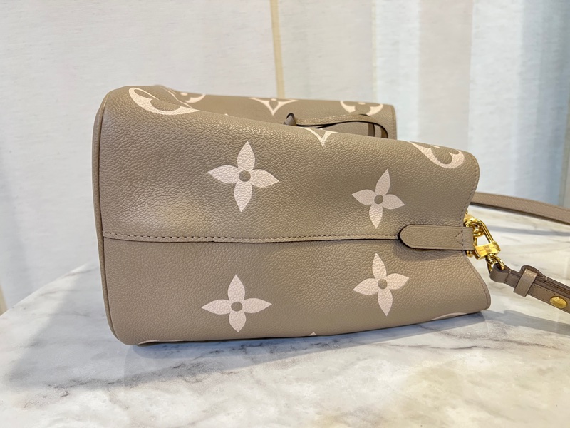 LV 斑鳩灰拼奶油白Logo牛皮金釦Neo Noe MM手提肩斜背水桶包-8