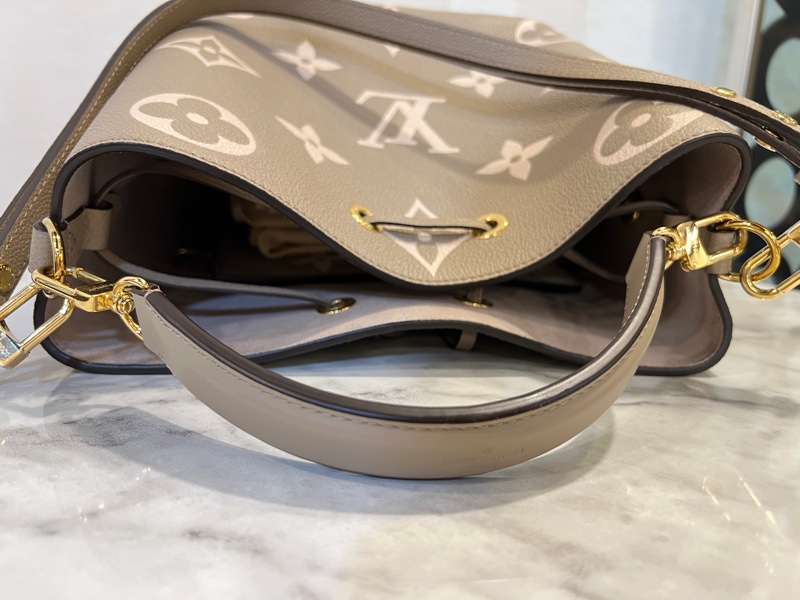 LV 斑鳩灰拼奶油白Logo牛皮金釦Neo Noe MM手提肩斜背水桶包-9