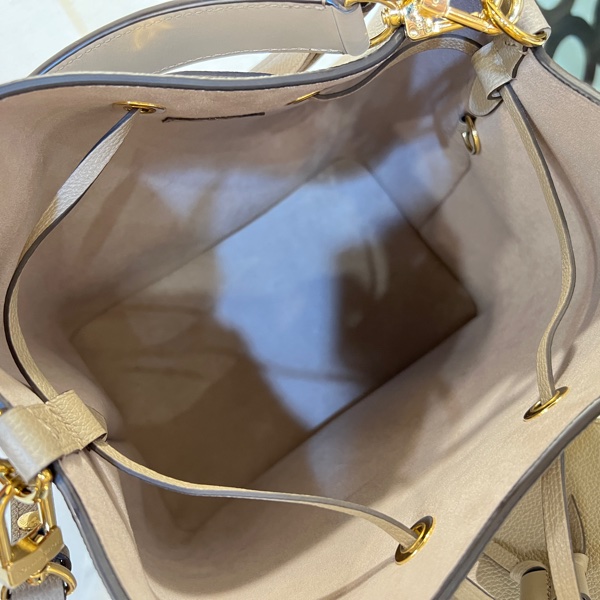 LV 斑鳩灰拼奶油白Logo牛皮金釦Neo Noe MM手提肩斜背水桶包-10