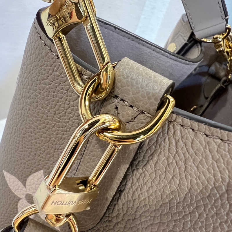 LV 斑鳩灰拼奶油白Logo牛皮金釦Neo Noe MM手提肩斜背水桶包-11