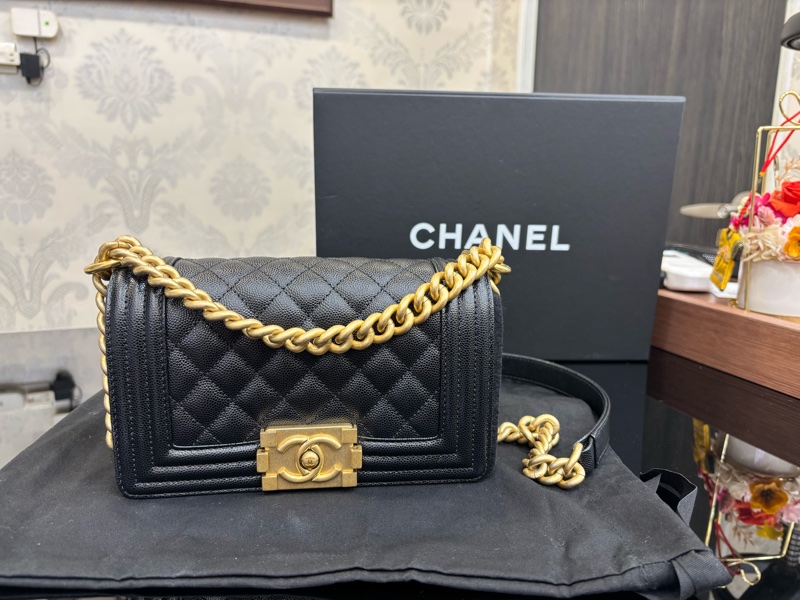 🖤CHANEL 香奈兒 A67085 BOY復古金屬LOGO荔枝皮肩背金鍊包-0