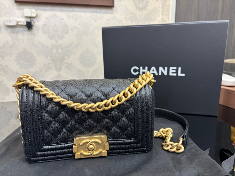🖤CHANEL 香奈兒 A67085 BOY復古金屬LOGO荔枝皮肩背金鍊包-1