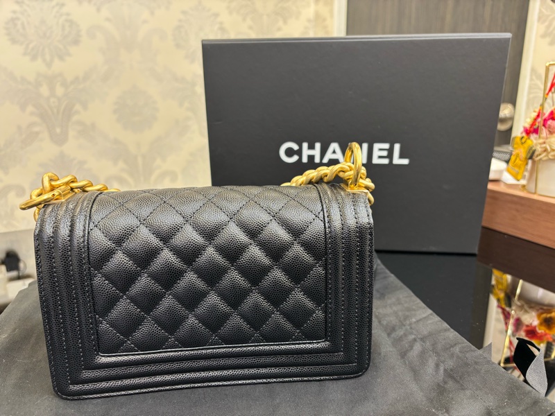 🖤CHANEL 香奈兒 A67085 BOY復古金屬LOGO荔枝皮肩背金鍊包-2