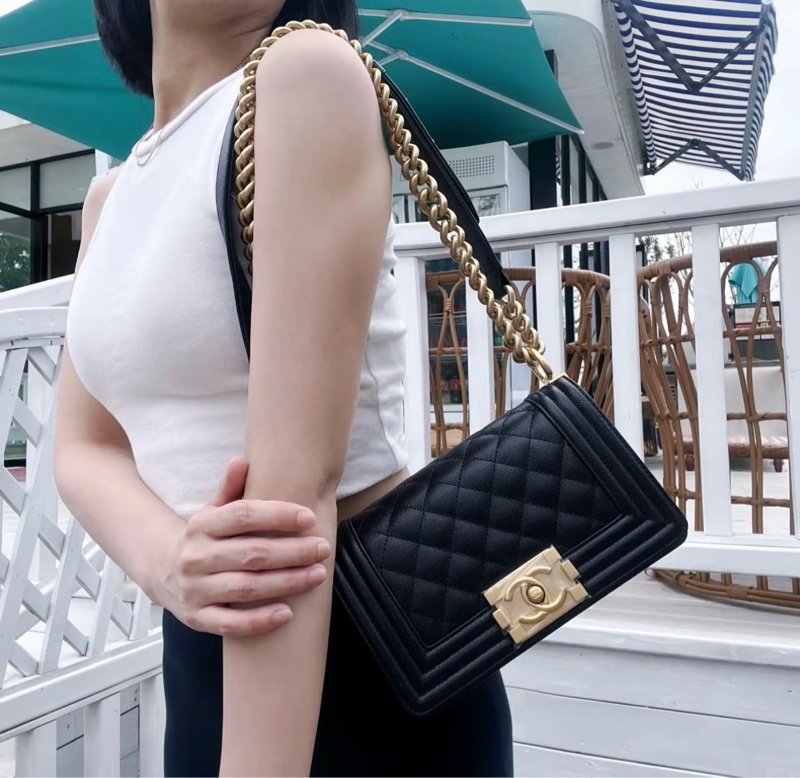 🖤CHANEL 香奈兒 A67085 BOY復古金屬LOGO荔枝皮肩背金鍊包-3