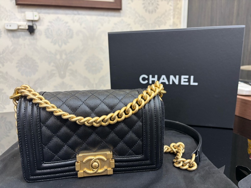 🖤CHANEL 香奈兒 A67085 BOY復古金屬LOGO荔枝皮肩背金鍊包-5